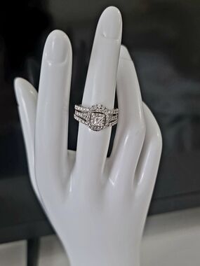 Neil Lane 14 Kt White Gold Wedding Ring.